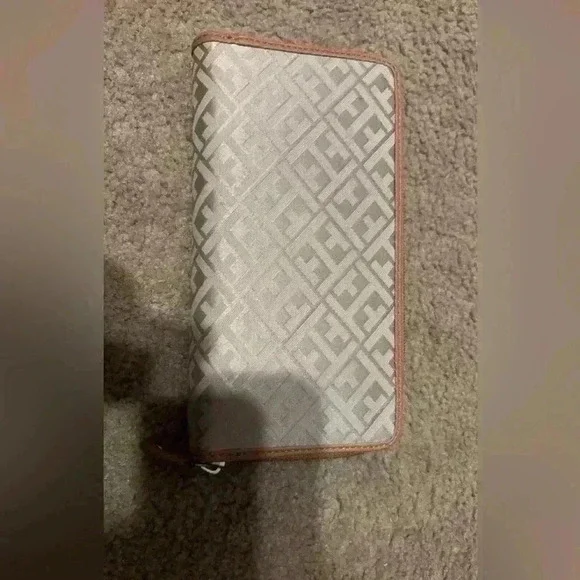 Brand new Tommy Hilfiger wallet - Picture 3 of 4